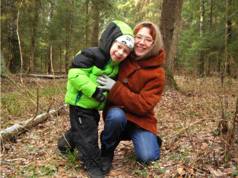 Design ohne Titel-3 Viele Kinder spielen im Wald.