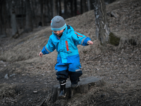 Junge spielt im Wald Kind im Wald