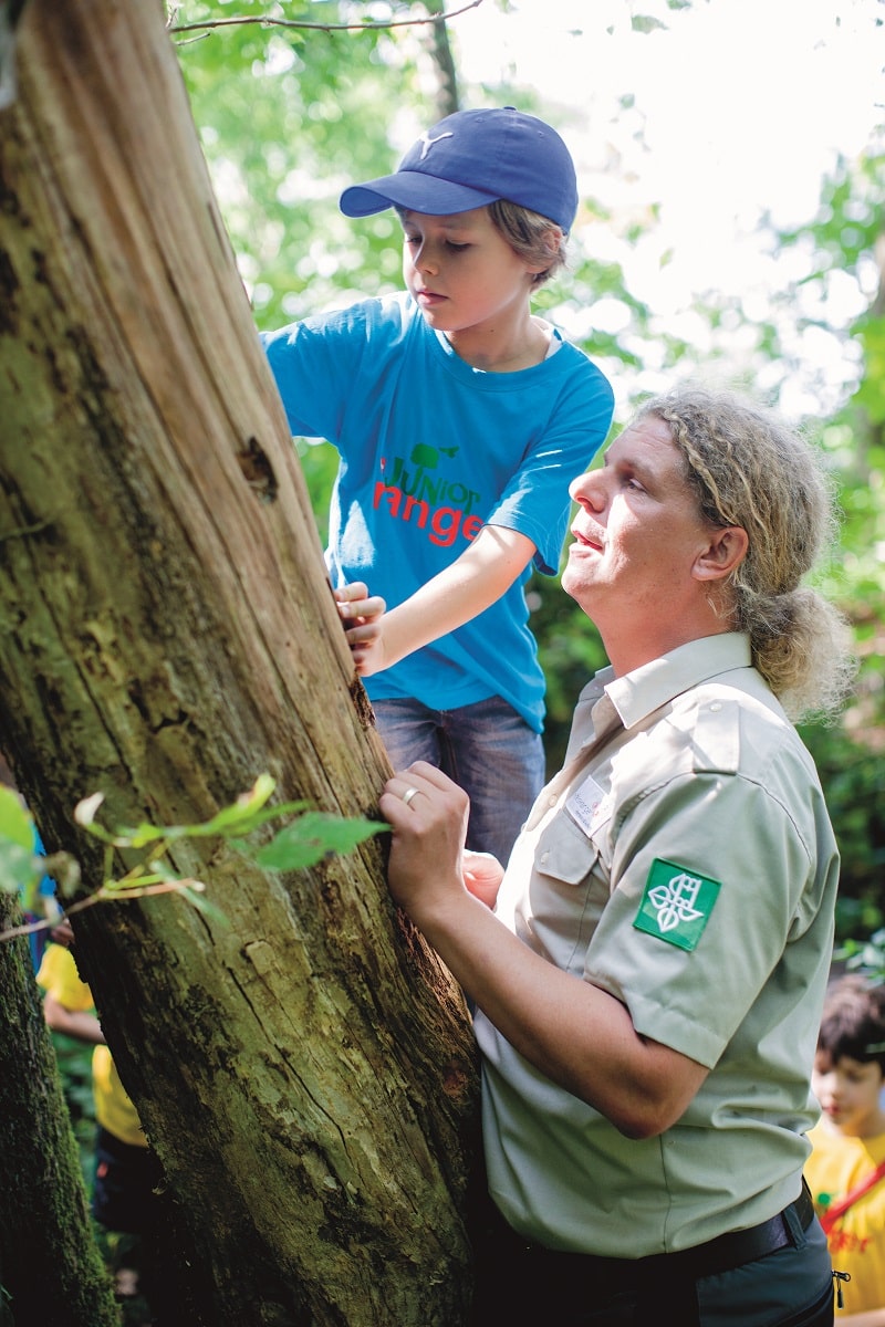 Junior Ranger 2 Der Ranger zeigt den Junior Rangern das Naturschutzgebiet.
