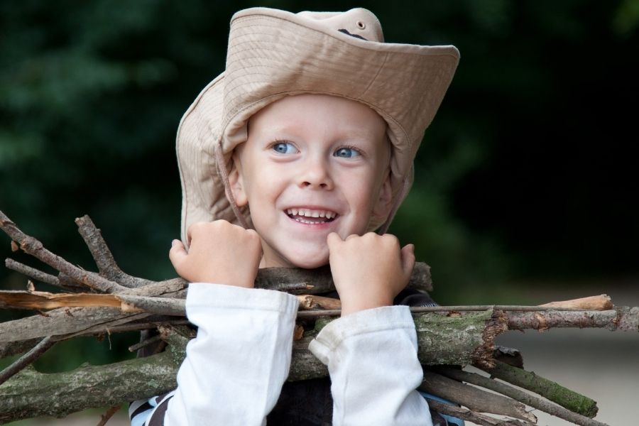 Junge im Wald