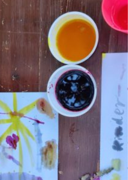 Mit Naturmaterialen ein Mandala legen.